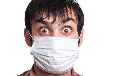 Mann mit Maske, schockiert