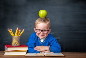 Schuljunge mit Apfel auf dem Kopf