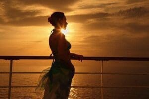 Frau auf einem Schiff bei Sonnenuntergang