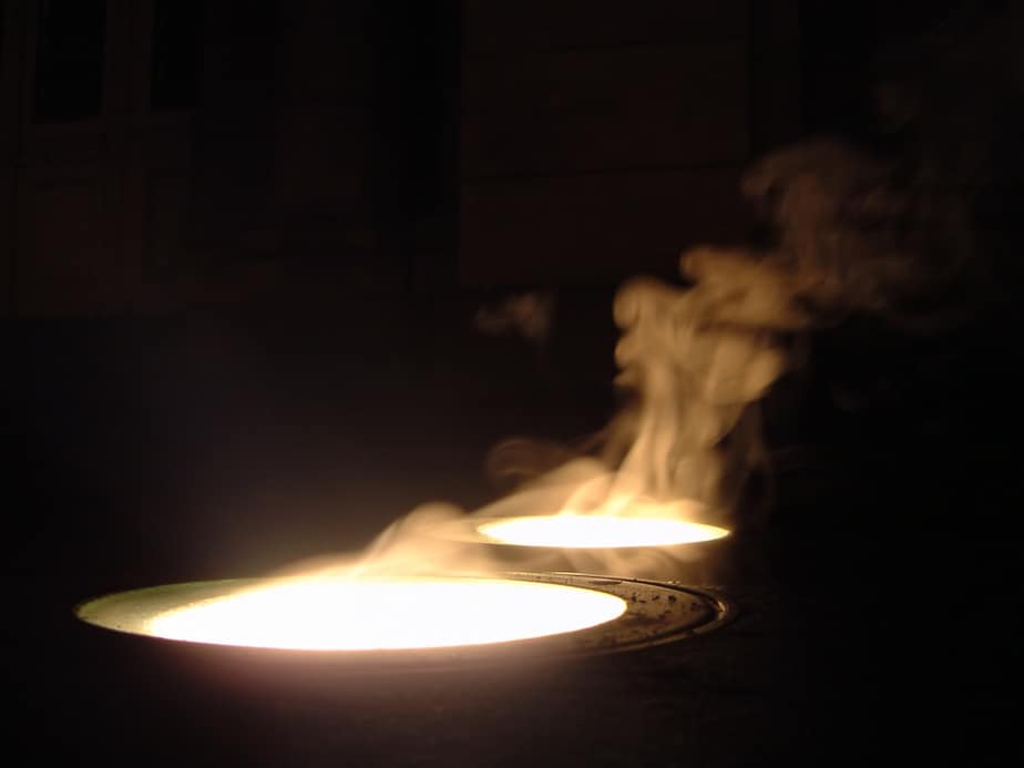 Zwei Lichtquellen mit aufsteigendem Rauch.