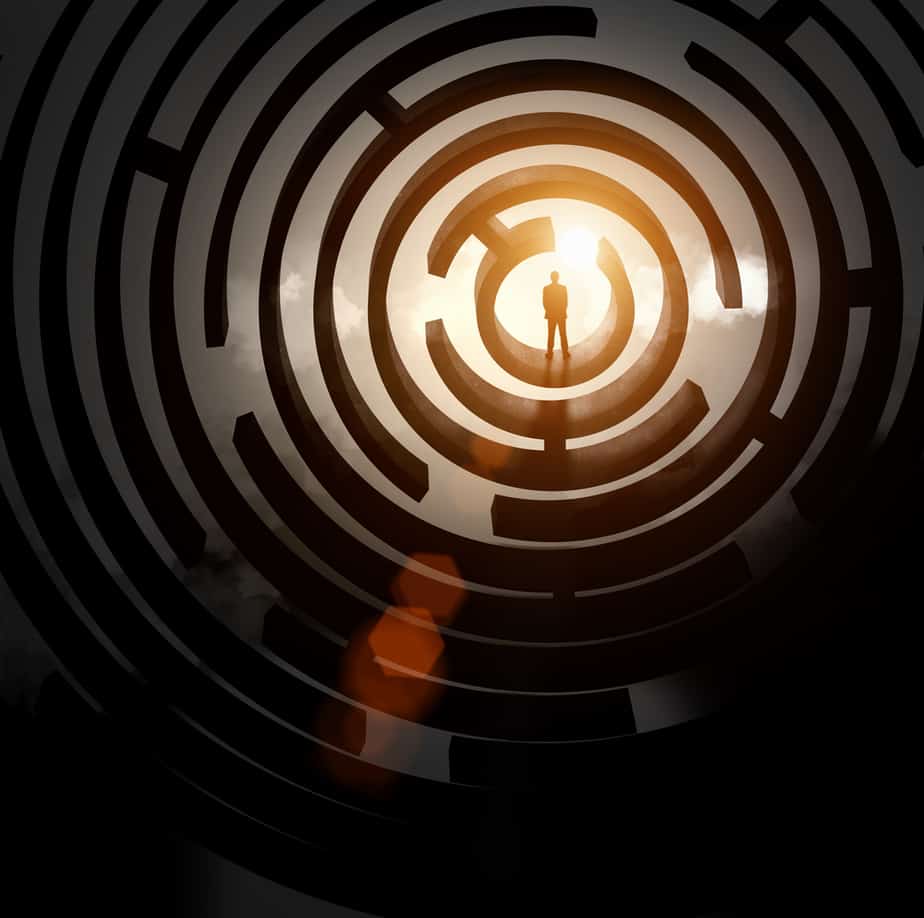 Mann am Ausgang des Labyrinths