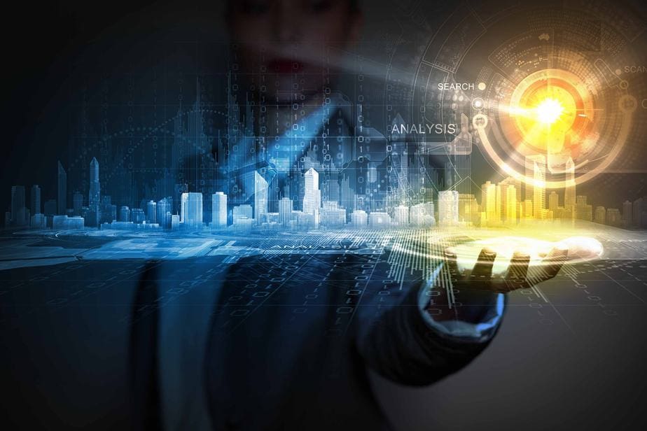 Zukunftstechnologie: Handfläche mit digitaler Stadt.