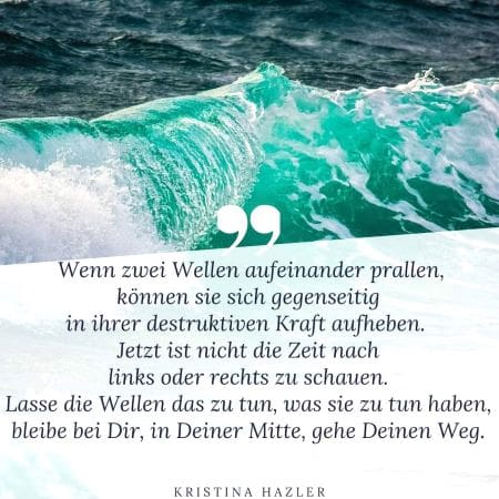 Waage der Gerechtigkeit in Händen