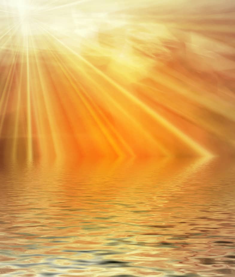 Goldenes Licht spiegelt sich im Wasser.