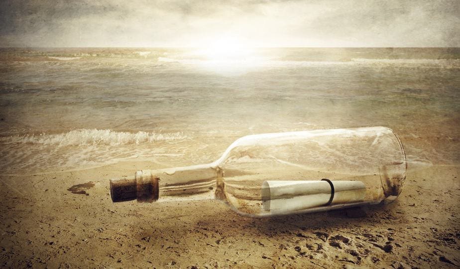 Flaschenpost am Strand