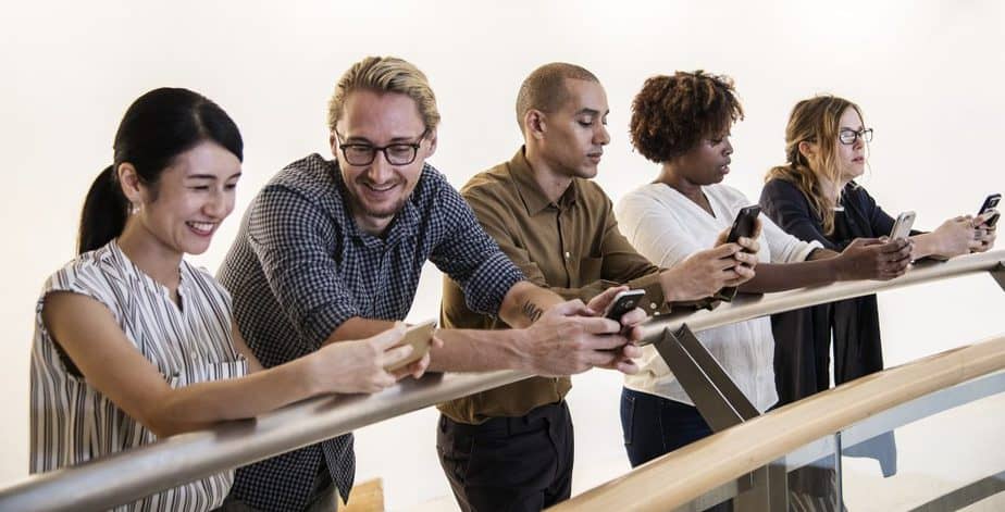 Gruppe von Personen, die auf ihre Smartphones schauen