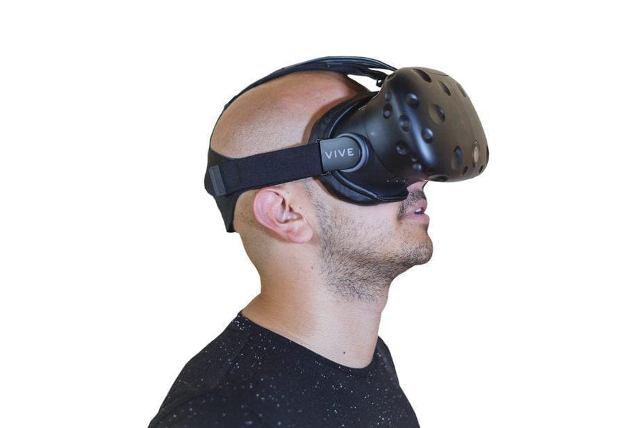 Mann mit VR-Brille