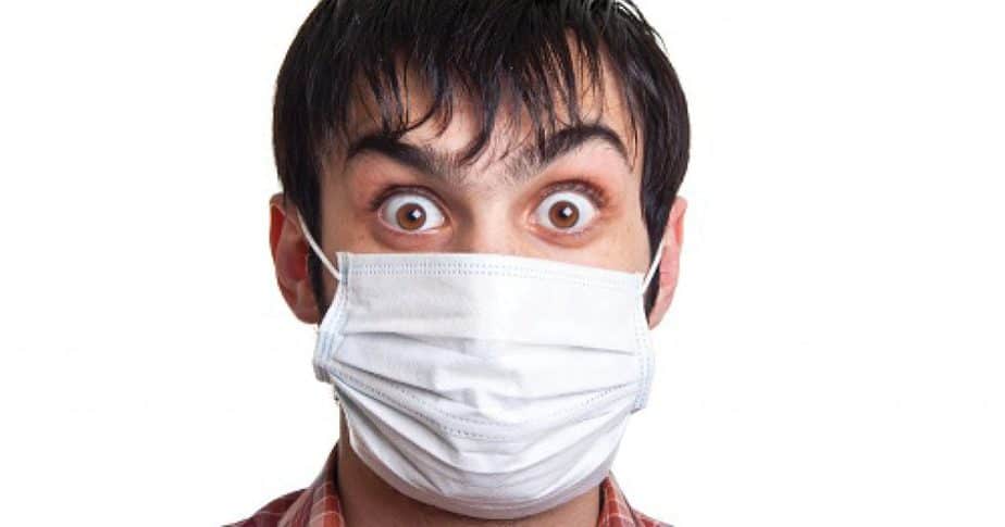 Mann mit Maske, Augen weit geöffnet