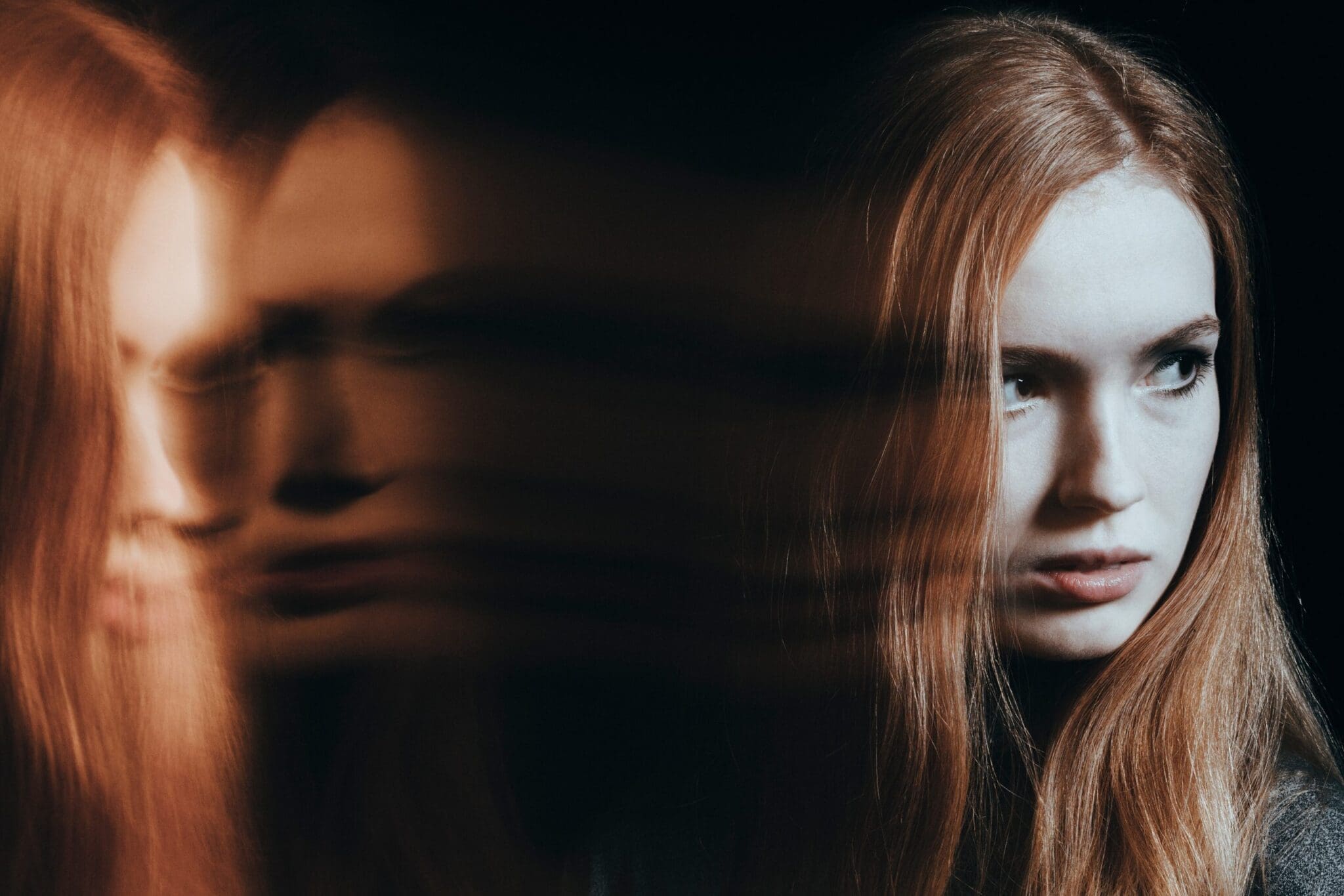 Frau mit verschwommenen Gesichtern; Psychose.