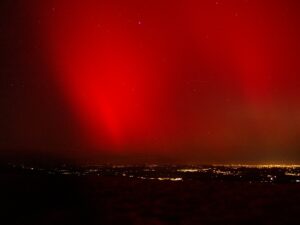 Roter Himmel über einer Stadtbeleuchtung