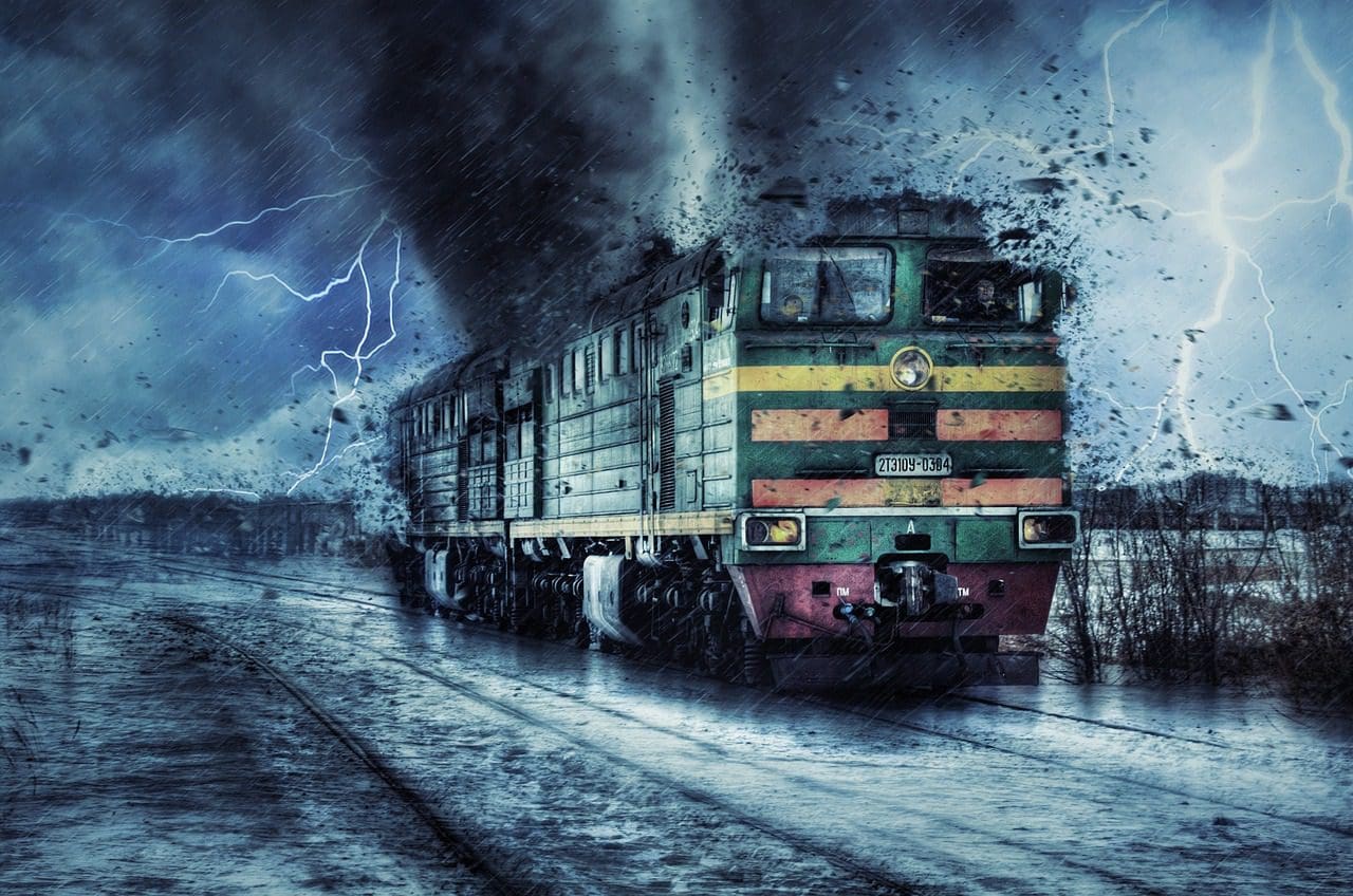 Sturm und Regen über einem Zug