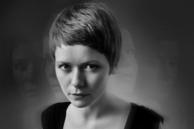 Frau mit unscharfen Gesichtern im Hintergrund