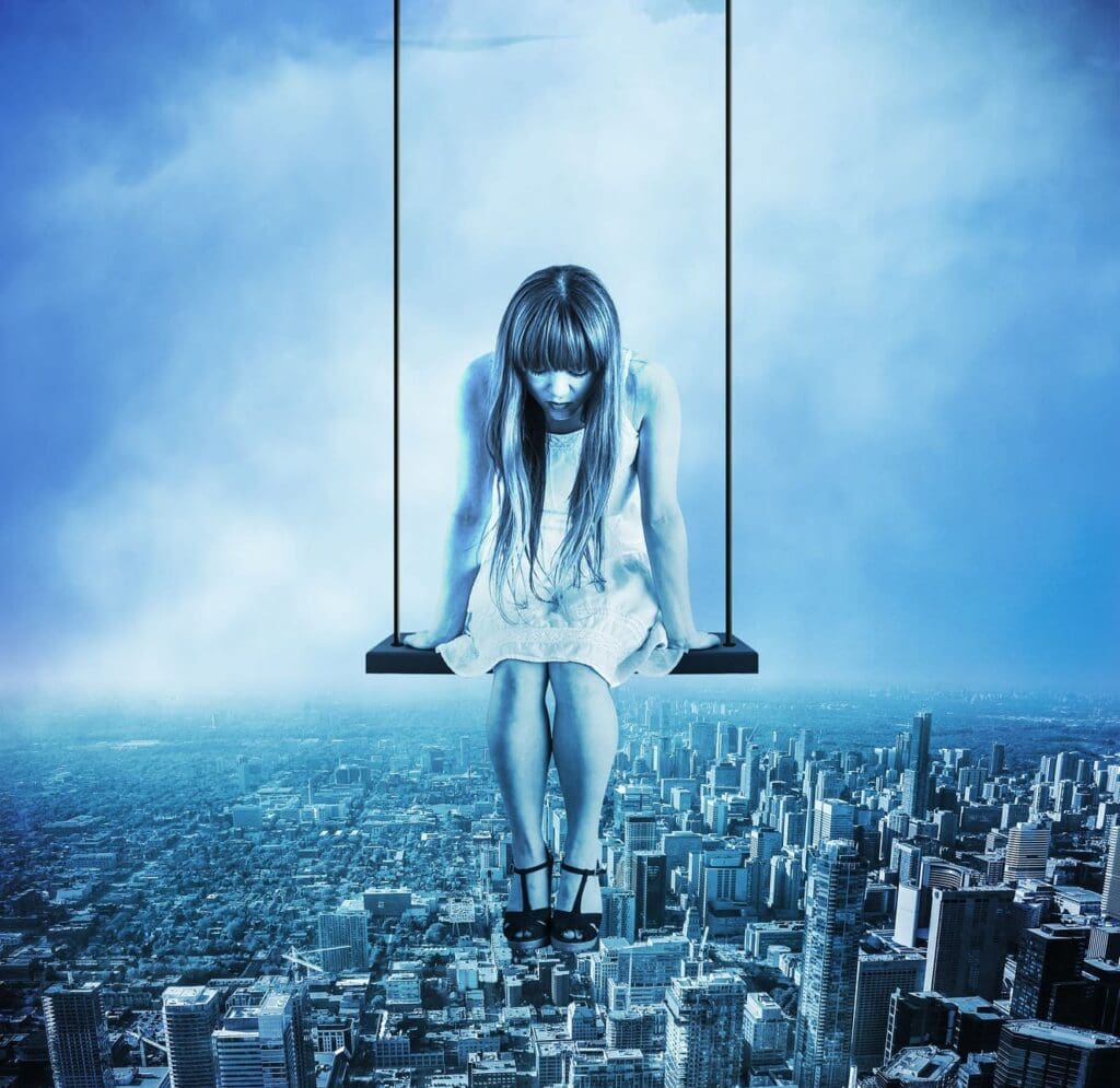 Frau auf Schaukel über der Stadt